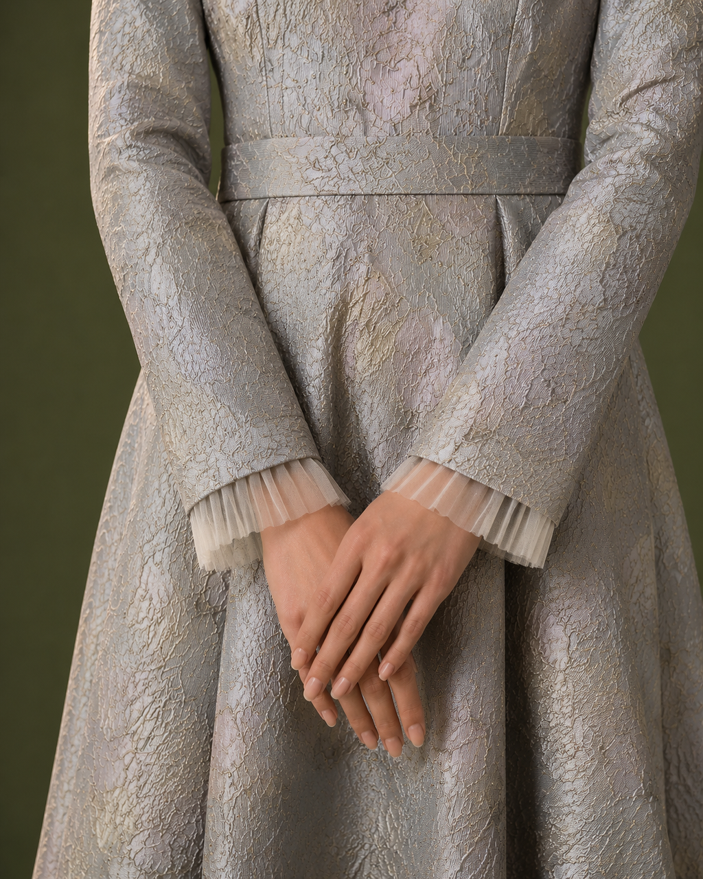 Grayish white Jacquard gown with straight sleeves