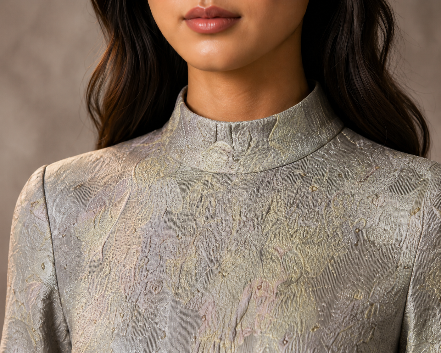 Grayish white Jacquard gown with straight sleeves